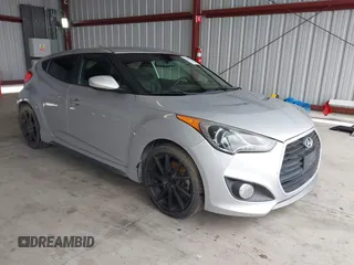 2013 Hyundai Veloster Turbo z VIN KMHTC6AE0DU174890, wystawiony jako IAAI lot #42260404 z przebiegiem 146 027 mil mil oraz . Historia ofert i sprzedaży dostępna na DreamBid. Obrazek 1.
