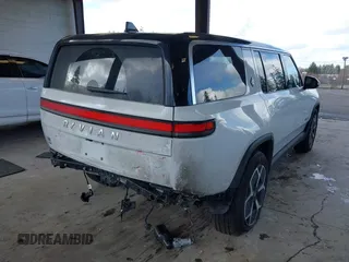 2024 Rivian R1S Adventure z VIN 7PDSGBBA4RN044260, wystawiony jako IAAI lot #41712342 z przebiegiem 7521 mil mil oraz . Historia ofert i sprzedaży dostępna na DreamBid. Obrazek 4.