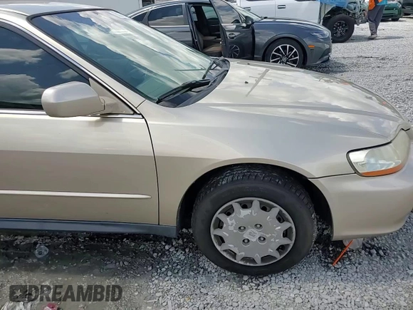 2001 Honda Accord LX z VIN JHMCG56401C022403, wystawiony jako Copart lot #60021165 z przebiegiem 119 114 mil mil oraz Szkoda całkowita • Salvage title. Historia ofert i sprzedaży dostępna na DreamBid. Obrazek 14.