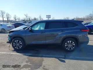 2022 Toyota Highlander XLE with VIN 5TDHZRBH3NS180434, listed as a IAAI auction lot 41640993 with 43,848 mi miles. Bid and sale history available at carsss.com. Image 13.
