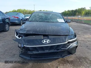 2024 Hyundai Elantra SE z VIN KMHLL4DG7RU798436, wystawiony jako IAAI lot #41973923 z przebiegiem 9 915 mil mil oraz . Historia ofert i sprzedaży dostępna na DreamBid. Obrazek 12.