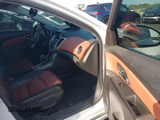2014 Chevrolet Cruze 2LT z VIN 1G1PE5SB4E7340318, wystawiony jako IAAI lot #42268044 z przebiegiem Nie podano mil oraz . Historia ofert i sprzedaży dostępna na DreamBid. Obrazek 5.