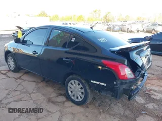 2016 Nissan Versa S z VIN 3N1CN7AP9GL843892, wystawiony jako IAAI lot #41727069 z przebiegiem 130 035 mil mil oraz . Historia ofert i sprzedaży dostępna na DreamBid. Obrazek 3.
