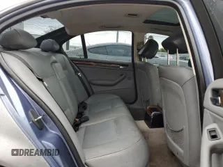 2001 BMW 3 Series 330i with VIN WBAAV53411FJ64807, listed as a Copart auction lot 86621834 with 213,899 mi miles and Salvage Title. Bid and sale history available at carsss.com. Image 10.
