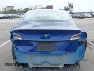 2020 Tesla Model 3 Standard Range Plus z VIN 5YJ3E1EA7LF705809, wystawiony jako IAAI lot #42146416 z przebiegiem 52 056 mil mil oraz . Historia ofert i sprzedaży dostępna na DreamBid. Obrazek 17.