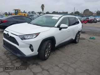 2019 Toyota RAV4 XLE Premium with VIN JTMA1RFV9KD513395, listed as a IAAI auction lot 41469143 with 28,406 mi miles. Bid and sale history available at carsss.com. Image 2.