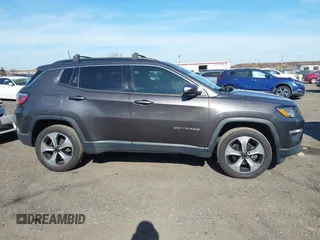 2017 Jeep Compass Latitude z VIN 3C4NJDBB9HT667415, wystawiony jako IAAI lot #40755033 z przebiegiem 106 943 mil mil oraz . Historia ofert i sprzedaży dostępna na DreamBid. Obrazek 13.