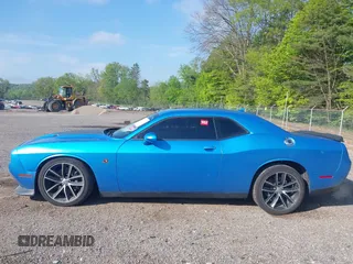 2016 Dodge Challenger R/T Scat Pack z VIN 2C3CDZFJ9GH100372, wystawiony jako IAAI lot #42221915 z przebiegiem 66 896 mil mil oraz . Historia ofert i sprzedaży dostępna na DreamBid. Obrazek 15.