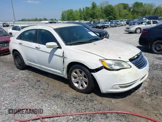 2014 Chrysler 200 LX z VIN 1C3CCBAB5EN123551, wystawiony jako IAAI lot #42009218 z przebiegiem 145 661 mil mil oraz . Historia ofert i sprzedaży dostępna na DreamBid. Obrazek 1.