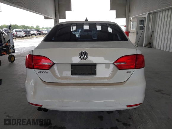 2014 Volkswagen Jetta SE z VIN 3VWD17AJ3EM265396, wystawiony jako IAAI lot #42434771 z przebiegiem 114 931 mil mil oraz . Historia ofert i sprzedaży dostępna na DreamBid. Obrazek 16.
