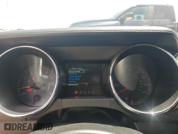 2015 Ford Mustang V6 z VIN 1FA6P8AM8F5347101, wystawiony jako Copart lot #62295205 z przebiegiem 92 592 mil mil oraz Szkoda całkowita • Salvage title. Historia ofert i sprzedaży dostępna na DreamBid. Obrazek 9.