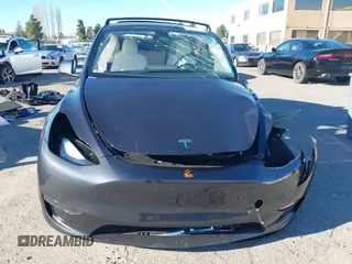 2024 Tesla Model Y Long Range with VIN 7SAYGAEE7RF126351, listed as a IAAI auction lot 41282973 with 5,919 mi miles. Bid and sale history available at carsss.com. Image 11.