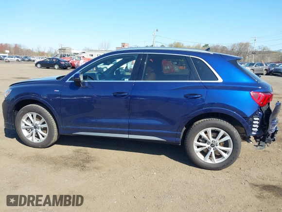 2024 Audi Q3 S line Premium Plus z VIN WA1EECF30R1173836, wystawiony jako IAAI lot #42044971 z przebiegiem 4 848 mil mil oraz . Historia ofert i sprzedaży dostępna na DreamBid. Obrazek 18.