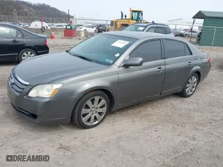 2005 Toyota Avalon XL with VIN 4T1BK36B25U035857, listed as a IAAI auction lot 42032881 with 198,737 mi miles. Bid and sale history available at carsss.com. Image 2.