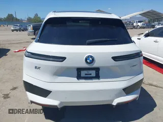 2024 BMW iX xDrive50 z VIN WB523CF08RCR16666, wystawiony jako IAAI lot #41974529 z przebiegiem 3751 mil mil oraz . Historia ofert i sprzedaży dostępna na DreamBid. Obrazek 16.