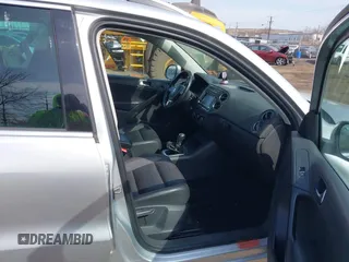 2012 Volkswagen Tiguan S z VIN WVGBV7AX9CW571627, wystawiony jako IAAI lot #41710871 z przebiegiem 157 998 mil mil oraz . Historia ofert i sprzedaży dostępna na DreamBid. Obrazek 5.