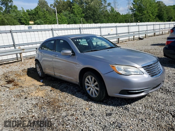 2013 Chrysler 200 Touring z VIN 1C3CCBBB3DN768437, wystawiony jako Copart lot #55159375 z przebiegiem 117 502 mil mil oraz Szkoda całkowita • Salvage title. Historia ofert i sprzedaży dostępna na DreamBid. Obrazek 4.