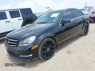 2014 Mercedes-Benz C 250 Sport z VIN WDDGF4HB7EA955671, wystawiony jako IAAI lot #42314853 z przebiegiem 137 155 mil mil oraz . Historia ofert i sprzedaży dostępna na DreamBid. Obrazek 17.