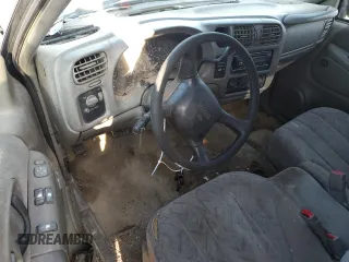 2001 GMC Sonoma SLS 1SG z VIN 1GTCS19W318247147, wystawiony jako Copart lot #83135464 z przebiegiem 292 056 mil mil oraz Szkody całkowita. Historia ofert i sprzedaży dostępna na DreamBid. Obrazek 8.