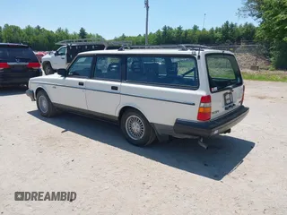 1993 Volvo 240 с VIN YV1AW8803P1949546, выставлен на аукционе IAAI как лот 42411136 с пробегом 225 859 миль миль и . История ставок и продаж доступна на DreamBid. Изображение 3.