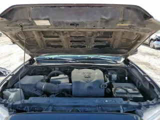 2017 Toyota Tacoma SR5 with VIN 5TFCZ5AN1HX102498, listed as a Copart auction lot 61499425 with 210,433 mi miles and Salvage title. Bid and sale history available at DreamBid. Image 12.