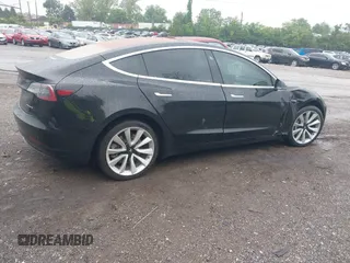 2018 Tesla Model 3 Long Range Battery z VIN 5YJ3E1EB1JF170479, wystawiony jako IAAI lot #42290687 z przebiegiem 69 495 mil mil oraz . Historia ofert i sprzedaży dostępna na DreamBid. Obrazek 4.