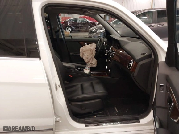 2013 Mercedes-Benz GLK-Class GLK 350 with VIN WDCGG8JB1DG044041, listed as a IAAI auction lot 40719002 with 85,861 mi miles. Bid and sale history available at carsss.com. Image 5.