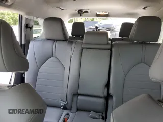 2022 Toyota Highlander XLE z VIN 5TDGZRBH3NS254141, wystawiony jako Copart lot #55397545 z przebiegiem 12 352 mil mil oraz Szkoda całkowita • Salvage title. Historia ofert i sprzedaży dostępna na DreamBid. Obrazek 10.