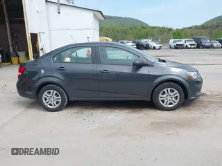 2017 Chevrolet Sonic LS z VIN 1G1JB5SG3H4135041, wystawiony jako IAAI lot #42168751 z przebiegiem 91 312 mil mil oraz . Historia ofert i sprzedaży dostępna na DreamBid. Obrazek 12.