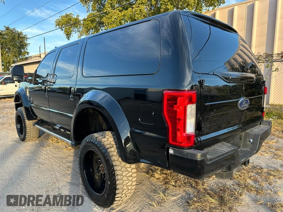 2004 Ford Excursion Eddie Bauer z VIN 1FMSU45P14EA06923, wystawiony jako Copart lot #84176014 z przebiegiem 186 217 mil mil oraz Czysty tytuł • Clean title. Historia ofert i sprzedaży dostępna na DreamBid. Obrazek 2.