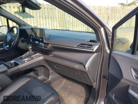 2021 Toyota Sienna XSE with VIN 5TDDSKFC7MS016370, listed as a IAAI auction lot 42381152 with 25,656 mi miles and . Bid and sale history available at DreamBid. Image 5.