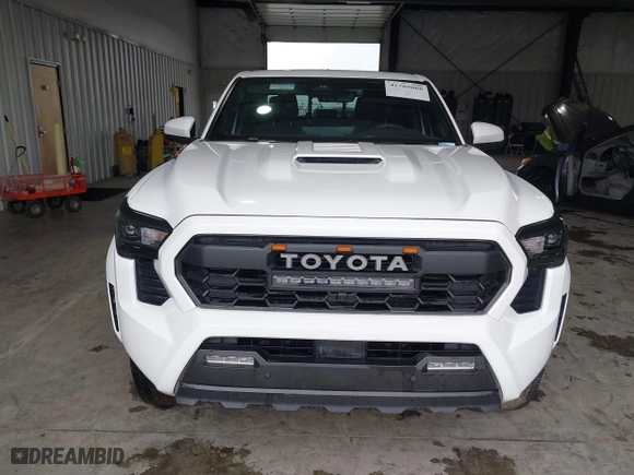 2024 Toyota Tacoma 4WD SR5 with VIN 3TMLB5JN8RM035278, listed as a IAAI auction lot 41789088 with 10,695 mi miles. Bid and sale history available at carsss.com. Image 12.