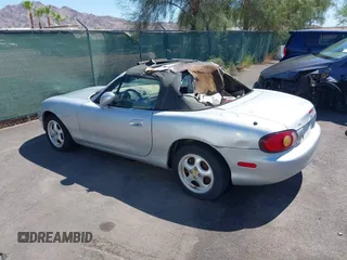 2000 Mazda MX-5 Miata z VIN JM1NB3536Y0142627, wystawiony jako IAAI lot #42820470 z przebiegiem 116 989 mil mil oraz . Historia ofert i sprzedaży dostępna na DreamBid. Obrazek 3.