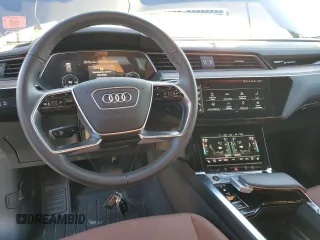 2022 Audi e-tron Premium Plus z VIN WA1LAAGE8NB030872, wystawiony jako Copart lot #72593972 z przebiegiem 4 896 mil mil oraz . Historia ofert i sprzedaży dostępna na DreamBid. Obrazek 8.
