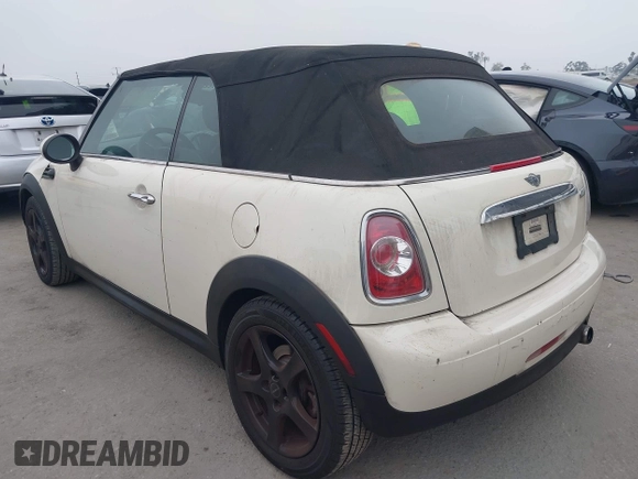 2011 MINI Convertible z VIN WMWZN3C5XBTZ89487, wystawiony jako IAAI lot #42500274 z przebiegiem 119 172 mil mil oraz . Historia ofert i sprzedaży dostępna na DreamBid. Obrazek 3.