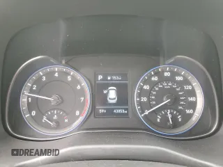 2021 Hyundai Kona SE z VIN KM8K12AAXMU610006, wystawiony jako Copart lot #50434295 z przebiegiem 43 853 mil mil oraz Szkoda całkowita • Salvage title. Historia ofert i sprzedaży dostępna na DreamBid. Obrazek 9.