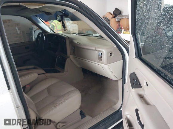 2004 GMC Yukon SLE z VIN 1GKEC13V64R107506, wystawiony jako IAAI lot #41407353 z przebiegiem 215 127 mil mil oraz . Historia ofert i sprzedaży dostępna na DreamBid. Obrazek 5.