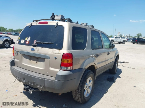 2007 Ford Escape XLT with VIN 1FMYU03147KA19656, listed as a IAAI auction lot 42106323 with 121,515 mi miles. Bid and sale history available at carsss.com. Image 4.