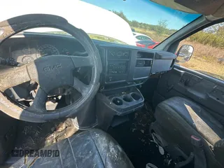 2003 GMC Savana Cargo z VIN 1GTHG35U431113170, wystawiony jako Copart lot #88987945 z przebiegiem 293 807 mil mil oraz Tytuł czysty. Historia ofert i sprzedaży dostępna na DreamBid. Obrazek 9.