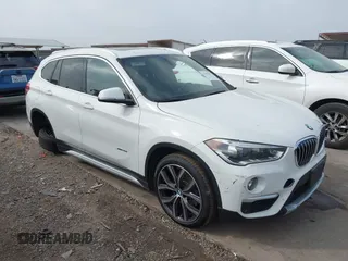 2017 BMW X1 sDrive28i z VIN WBXHU7C38H5H38722, wystawiony jako IAAI lot #41920383 z przebiegiem 52 176 mil mil oraz . Historia ofert i sprzedaży dostępna na DreamBid. Obrazek 1.