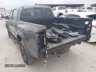 2023 Toyota Tacoma SR5 z VIN 3TMAZ5CN8PM201702, wystawiony jako IAAI lot #42060855 z przebiegiem 17 705 mil mil oraz . Historia ofert i sprzedaży dostępna na DreamBid. Obrazek 3.
