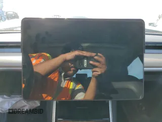 2019 Tesla Model 3 Mid Range z VIN 5YJ3E1EA7KF300175, wystawiony jako Copart lot #49651815 z przebiegiem Nie podano mil oraz Szkoda całkowita • Salvage title. Historia ofert i sprzedaży dostępna na DreamBid. Obrazek 9.