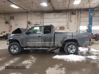 2022 Toyota Tacoma SR z VIN 3TYSX5EN1NT014066, wystawiony jako IAAI lot #41509622 z przebiegiem 32 638 mil mil oraz . Historia ofert i sprzedaży dostępna na DreamBid. Obrazek 13.