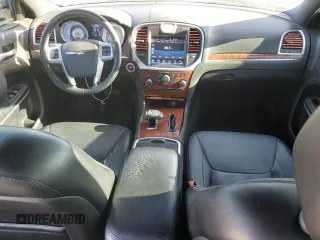 2014 Chrysler 300 z VIN 2C3CCAAG7EH255371, wystawiony jako Copart lot #54427245 z przebiegiem 166 049 mil mil oraz Szkoda całkowita • Salvage title. Historia ofert i sprzedaży dostępna na DreamBid. Obrazek 8.
