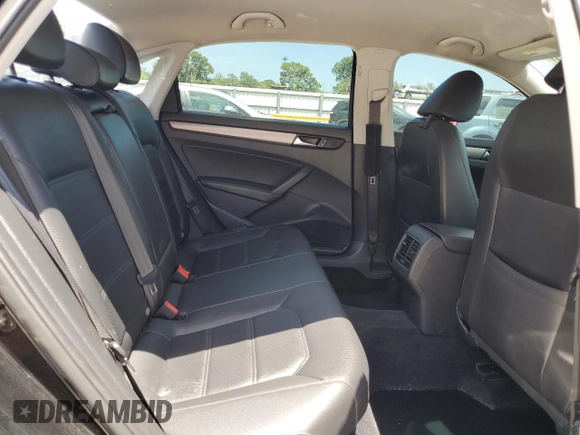 2014 Volkswagen Passat SE z VIN 1VWBT7A34EC077166, wystawiony jako Copart lot #57835415 z przebiegiem 121 814 mil mil oraz Szkoda całkowita • Salvage title. Historia ofert i sprzedaży dostępna na DreamBid. Obrazek 10.