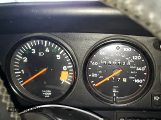 1988 Porsche 911 z VIN WP0EB0913JS161203, wystawiony jako Copart lot #71547754 z przebiegiem 109 128 mil mil oraz Szkoda całkowita • Salvage title. Historia ofert i sprzedaży dostępna na DreamBid. Obrazek 9.