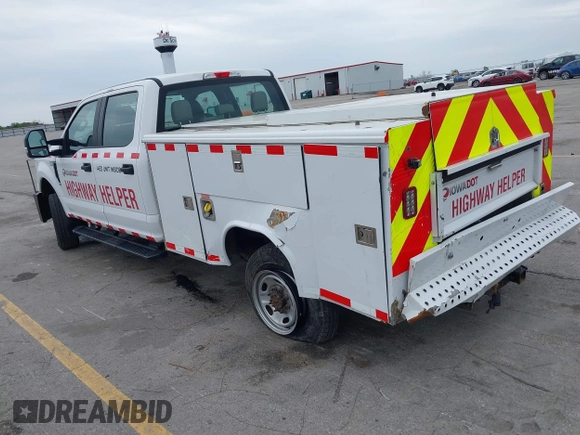 2019 Ford F-250 XL with VIN 1FT7W2B63KED86395, listed as a IAAI auction lot 42357685 with 427,328 mi miles and . Bid and sale history available at DreamBid. Image 3.