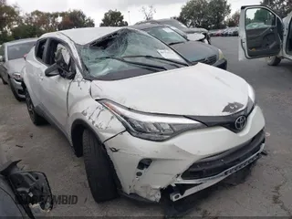 2021 Toyota C-HR LE z VIN NMTKHMBXXMR140318, wystawiony jako IAAI lot #41051292 z przebiegiem 22 801 mil mil oraz . Historia ofert i sprzedaży dostępna na DreamBid. Obrazek 1.