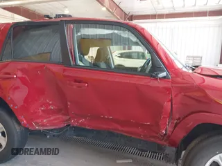 2024 Toyota 4Runner SR5 z VIN JTEMU5JR1R6227607, wystawiony jako IAAI lot #42335792 z przebiegiem 23 646 mil mil oraz . Historia ofert i sprzedaży dostępna na DreamBid. Obrazek 6.