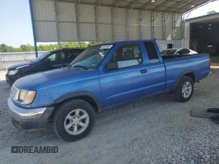 1998 Nissan Frontier XE z VIN 1N6DD26SXWC359385, wystawiony jako Copart lot #56553835 z przebiegiem 217 051 mil mil oraz Szkoda całkowita • Salvage title. Historia ofert i sprzedaży dostępna na DreamBid. Obrazek 1.